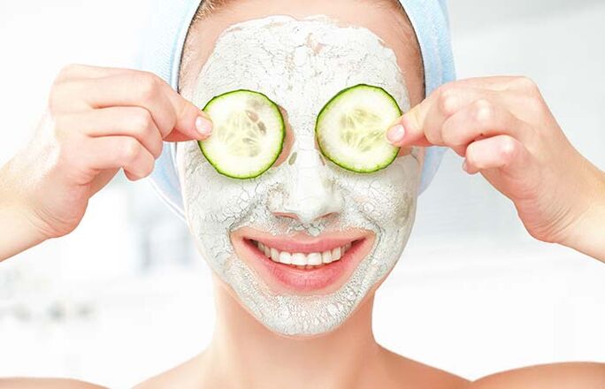 Rejuvenating skin mask based on natural components